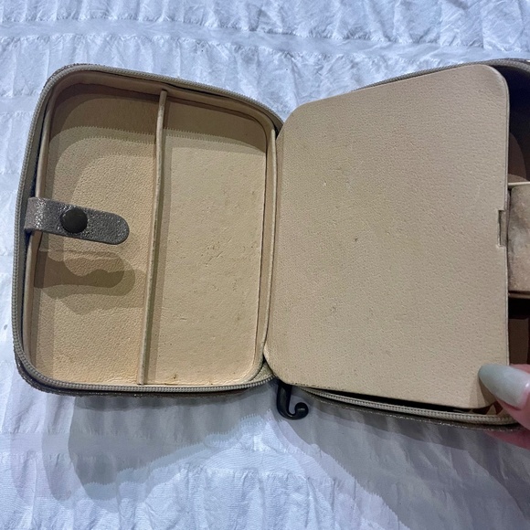 🌟 Vintage Juicy Couture Gold Jewelry Case | Travel Organizer | Like New - Picture 5 of 6